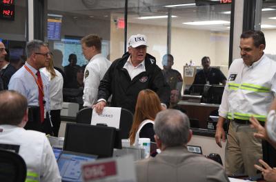 Tổng thống Mỹ thăm thành phố Houston lần thứ 2 sau bão Harvey ảnh 1